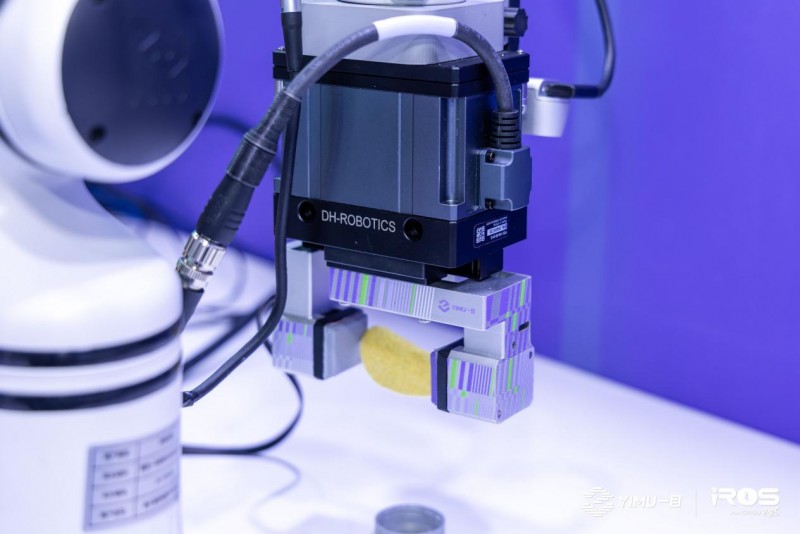 图3：搭载一目科技视触觉传感器的机械臂夹薯片