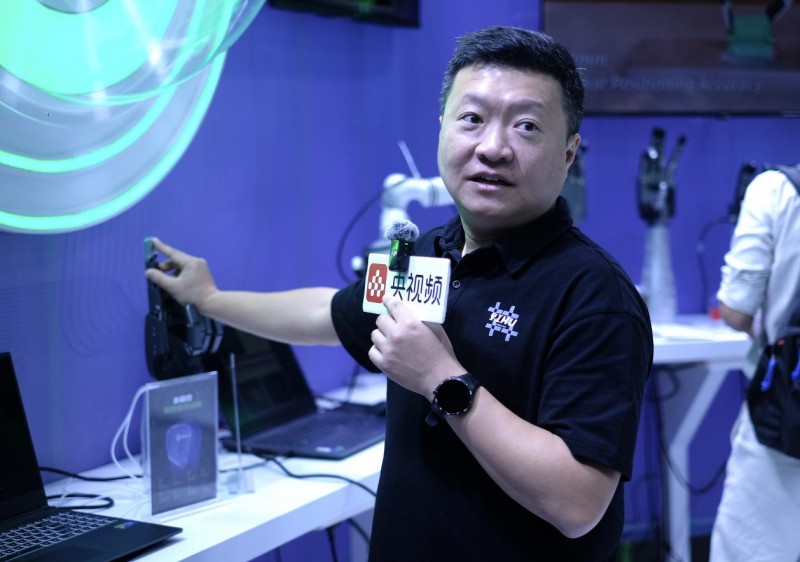 图1：一目科技CEO＆李智强介绍产品