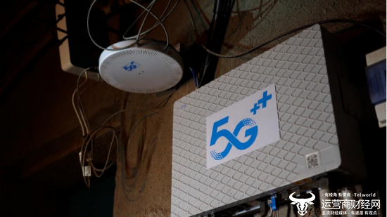 （借助安装在矿井下的移动5G设备，工作人员可对大型采掘设备进行远程操控）