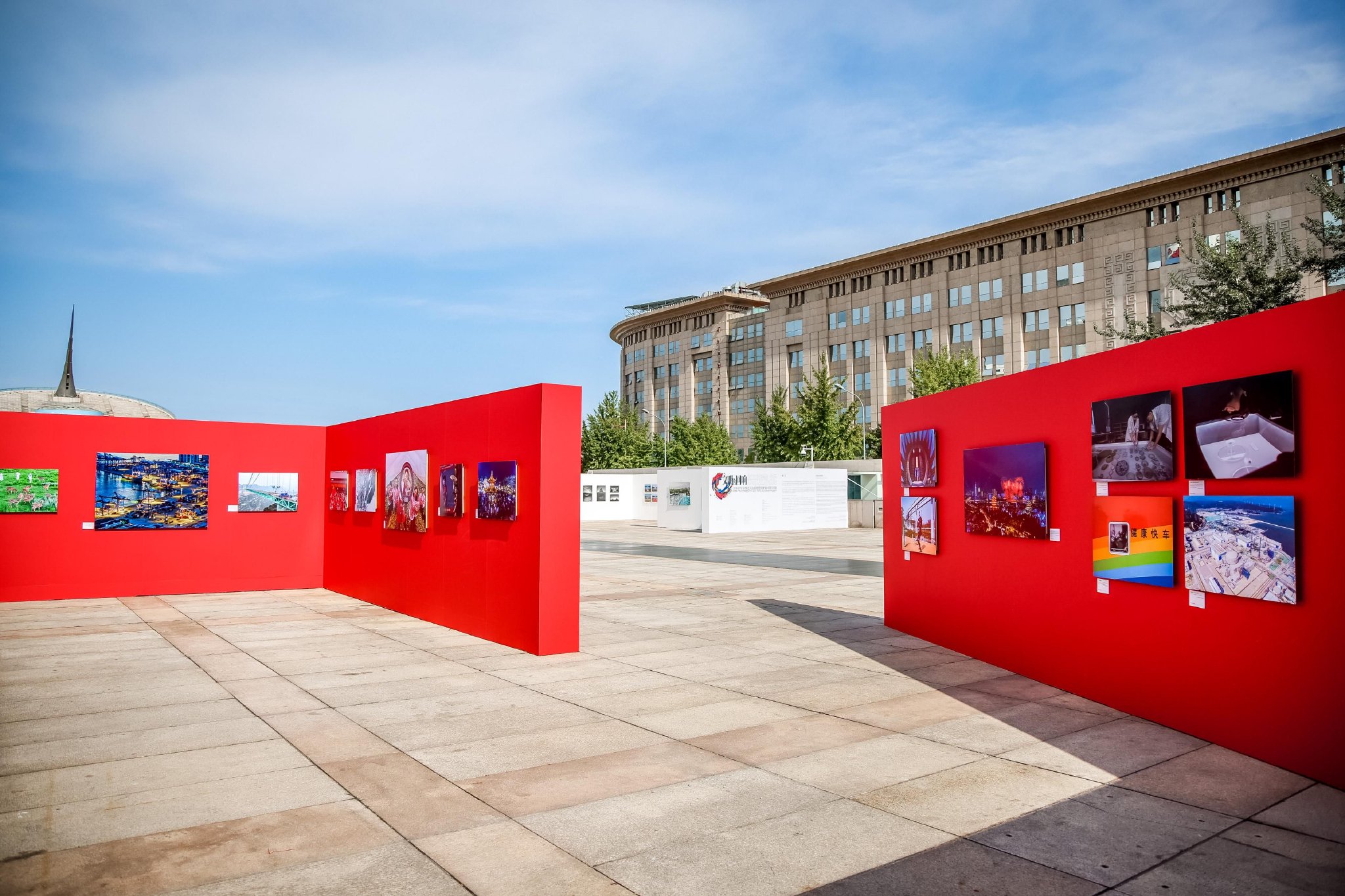 北京国际摄影周2025落幕,线下10余万人次观展,线上覆盖人群1000万人次|摄影_新浪财经_新浪网