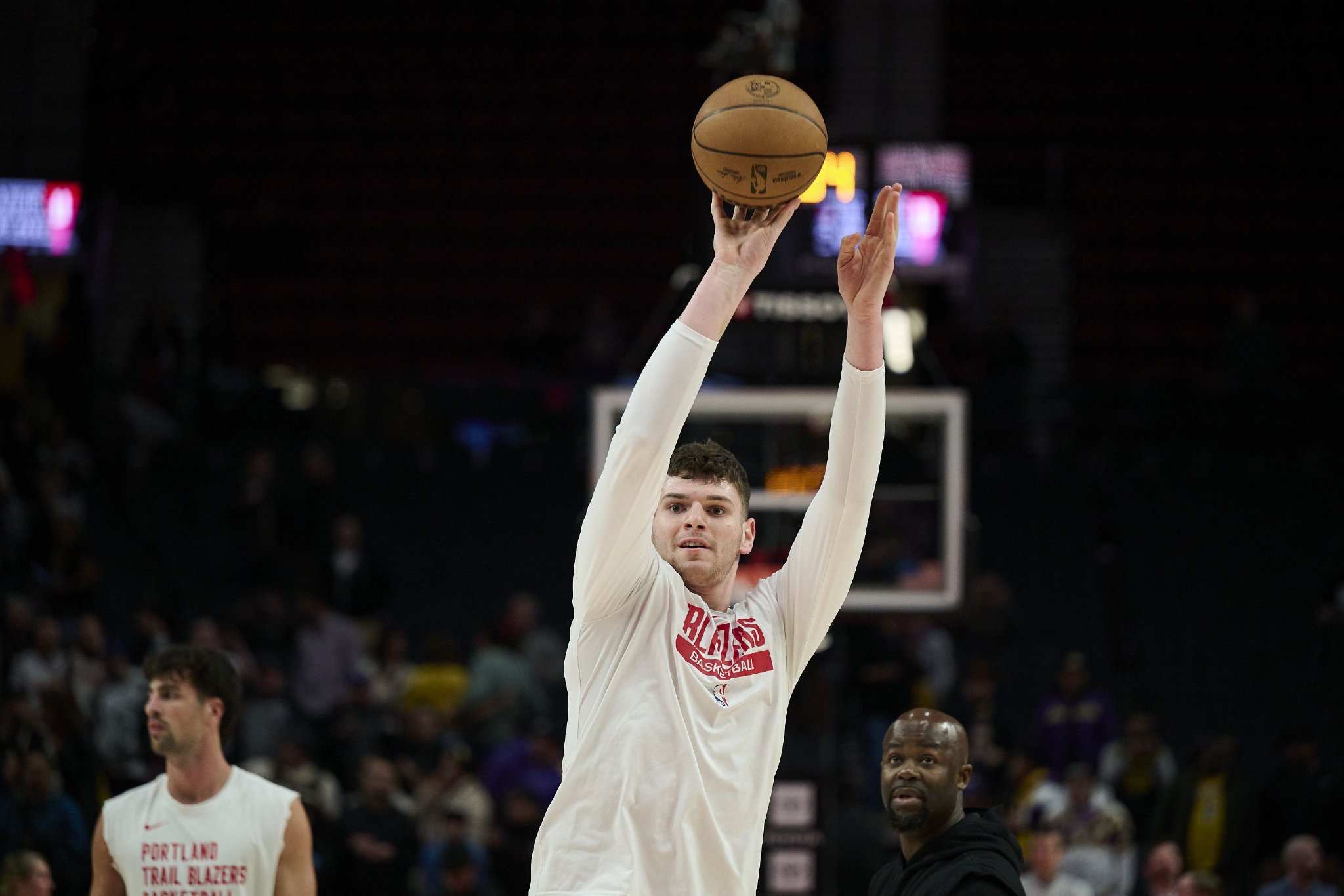 斯普利特：克林根抢前场板能力很强 他在训练中三分投得很好