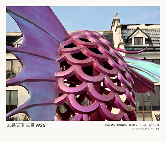 长焦镜头等效焦距为69mm,无论是拍摄风景还是人像,都更具冲击力。