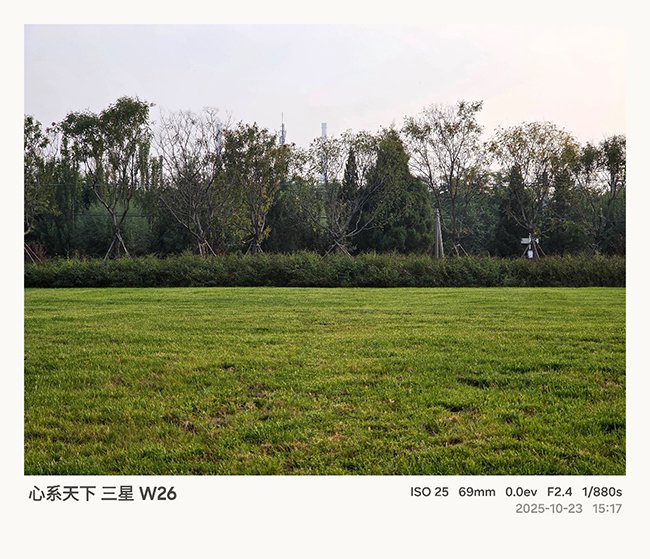 长焦镜头等效焦距为69mm,无论是拍摄风景还是人像,都更具冲击力。