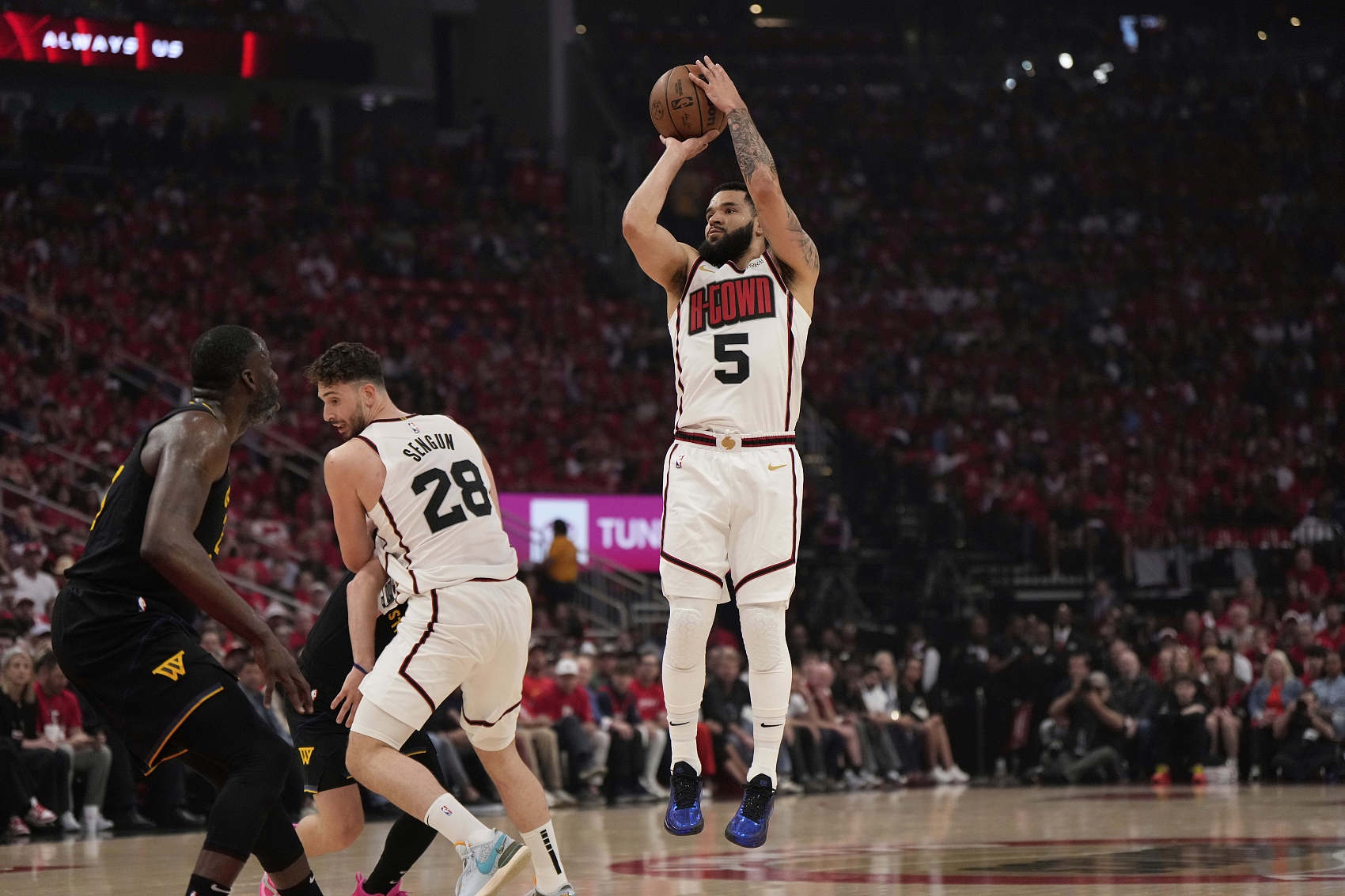 名记:因范弗里特伤势火箭计划申请伤病特例 金额可达1250万美元