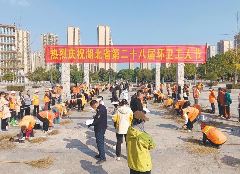 图为沔阳公园内的扎扫帚比赛氛围热烈。