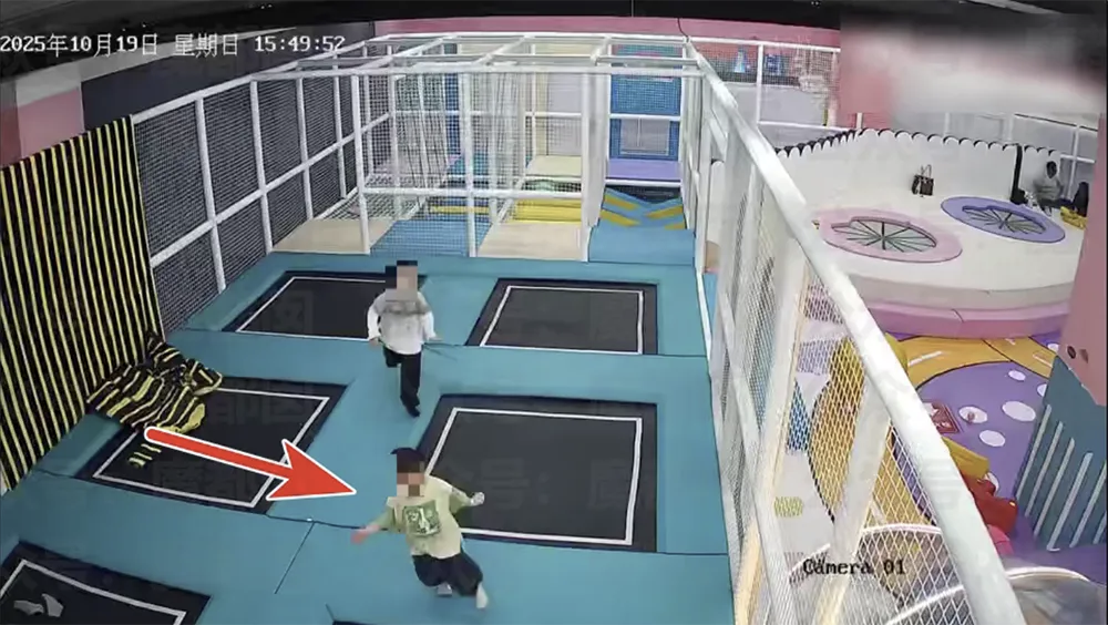 痛心!男童喝珍珠奶茶后蹦床窒息身亡,责任在谁?