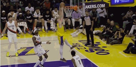 久违了！克内克特转换反击 挤过防守起飞双手暴扣