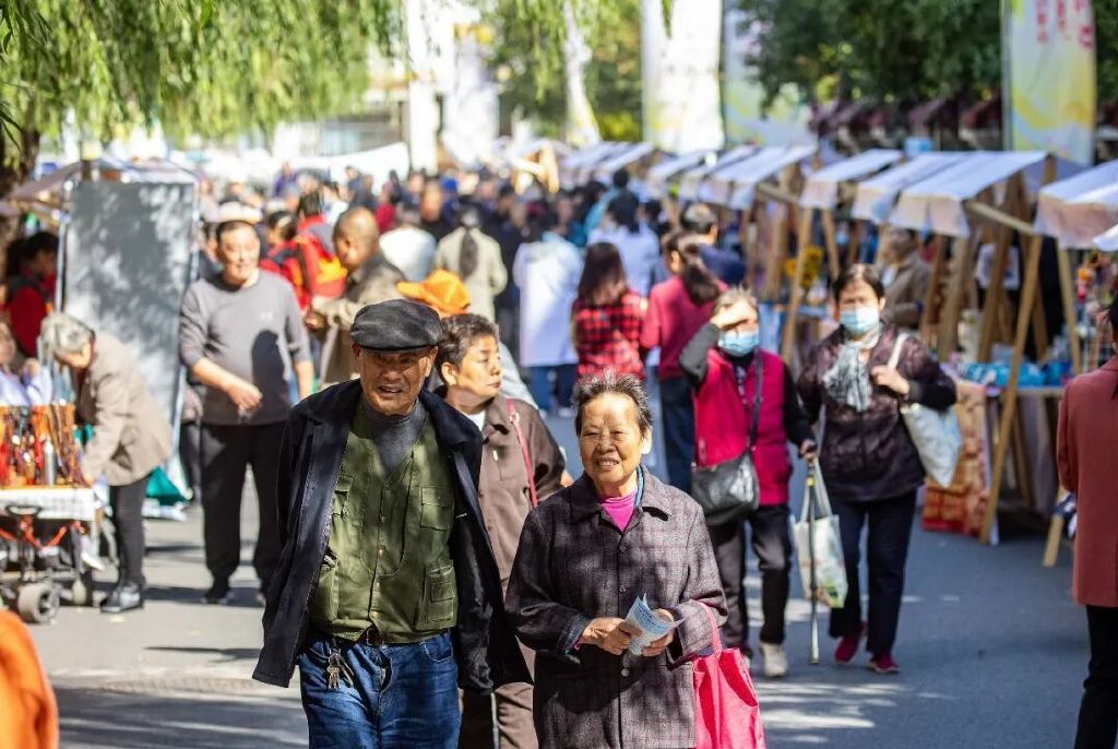 近日，湖北黄石的银发生活市集活动吸引老年市民前往体验。图片来源：视觉中国