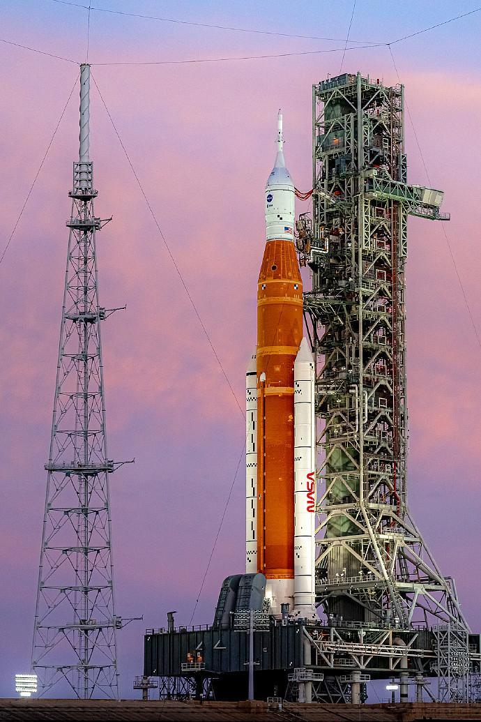 美国拼抢重返月球第一步 第二步尚无着落