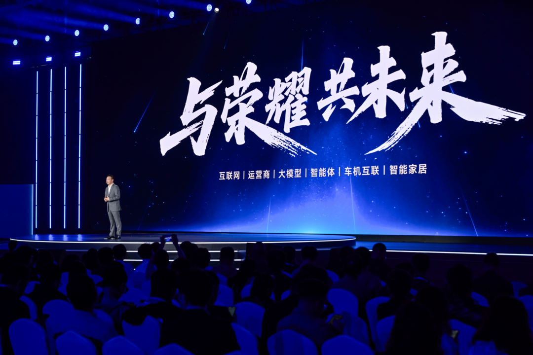 单柱桥墩可能是关键！湖北高速公路桥面侧翻，车辆被压...