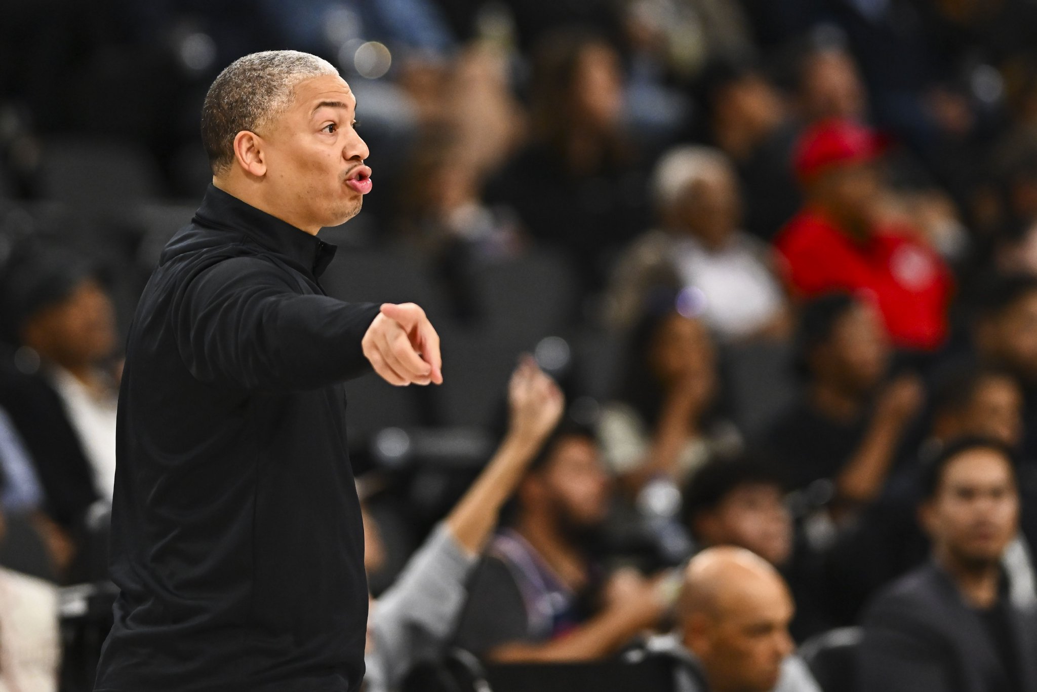 还搁那鼓掌!快船被防了个24秒违例 泰伦-卢场边无奈拍手