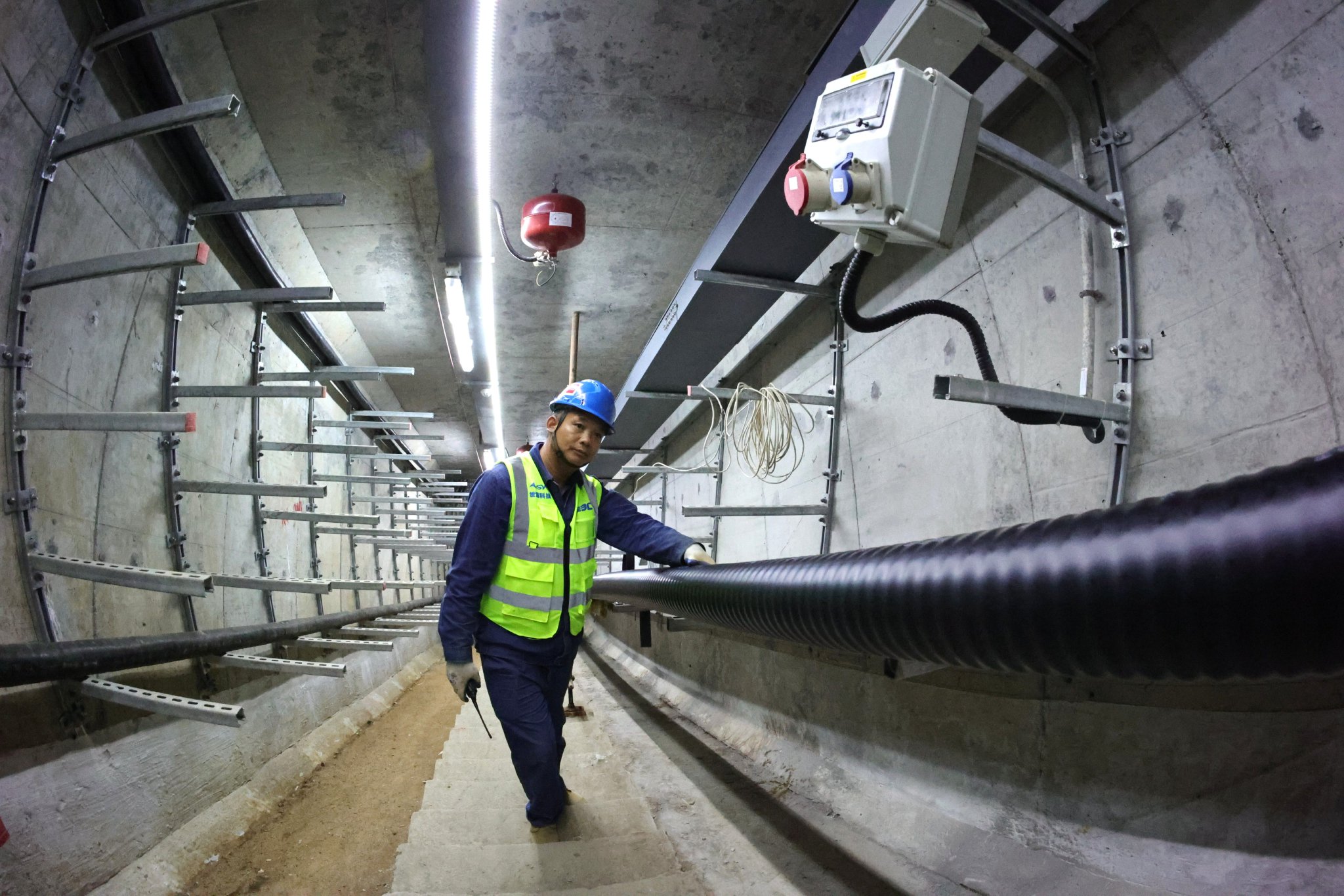 安徽合肥新站高新区梅冲湖路地下综合管廊,施工人员正在进行电力缆线
