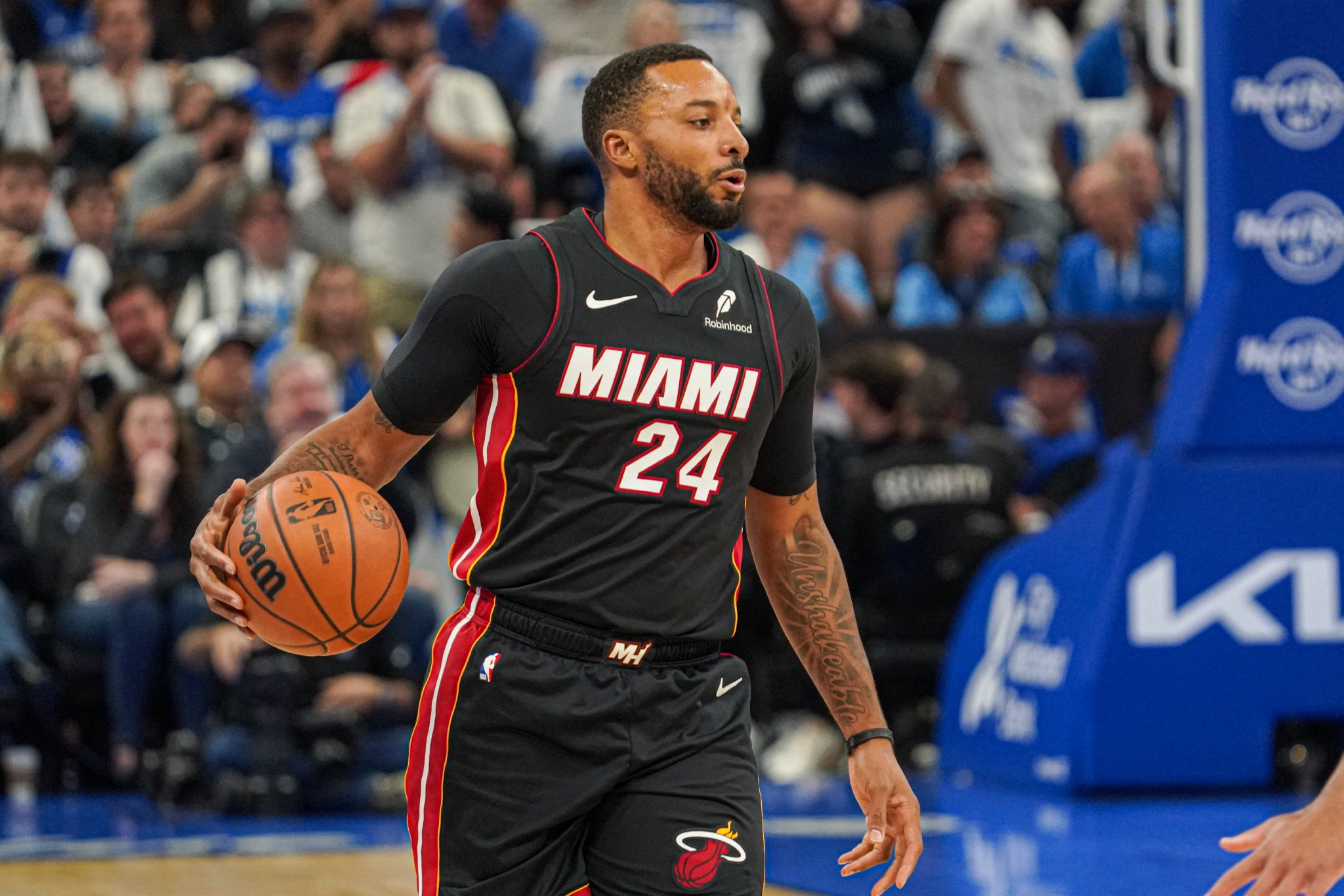 场均24分7.3篮板!热火迎战黄蜂!鲍威尔因右腹股沟酸痛缺阵