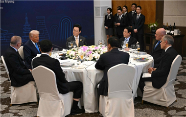 美加贸易谈判中止后 特朗普与卡尼首次会面