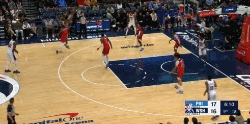 砍瓜切菜！马克西追身三分飙中还要加罚 半节时间5中4独得11分