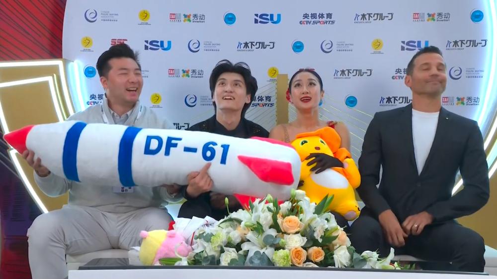 中国运动员收个玩偶就气急败坏?国际滑联声称:不恰当,将展开调查