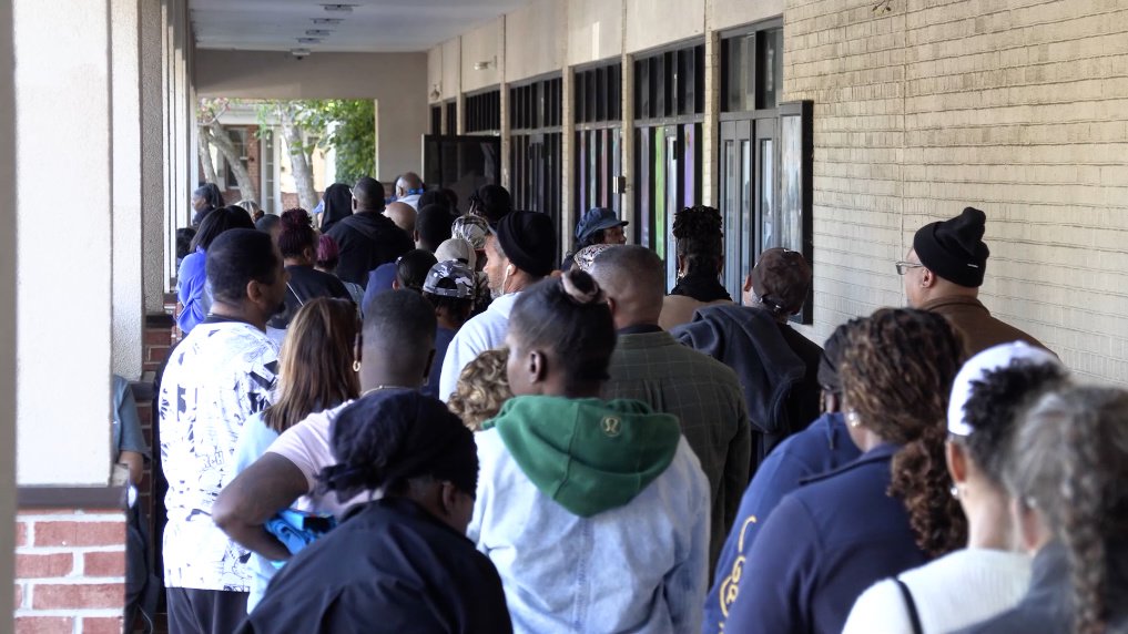 聯(lián)邦雇員領(lǐng)救濟食物。白宮擺兩圖源新華社