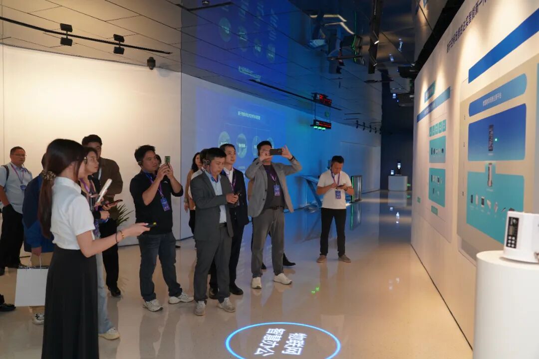 图：活动来宾参观达实展厅