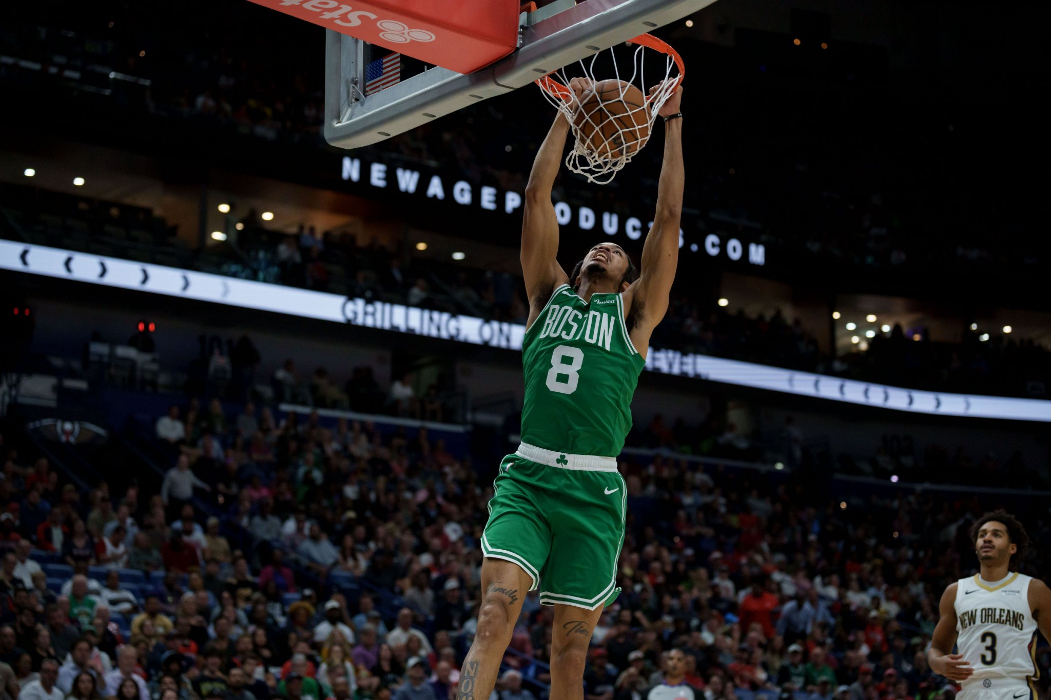 杰伦-布朗:米诺特表现很棒 在此基础上继续进步保持稳定性