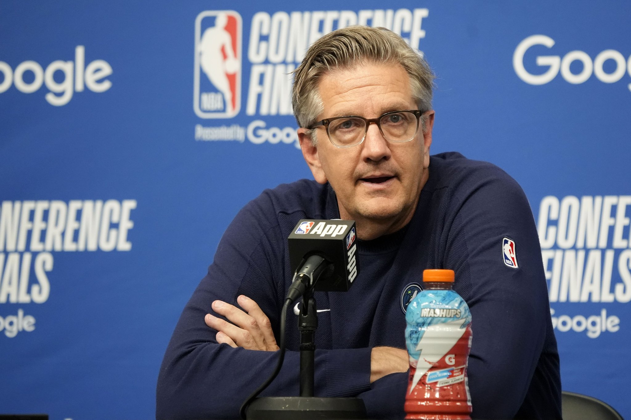 芬奇为绝杀回合揽责:我应该安排无限换防 而不是区域联防的