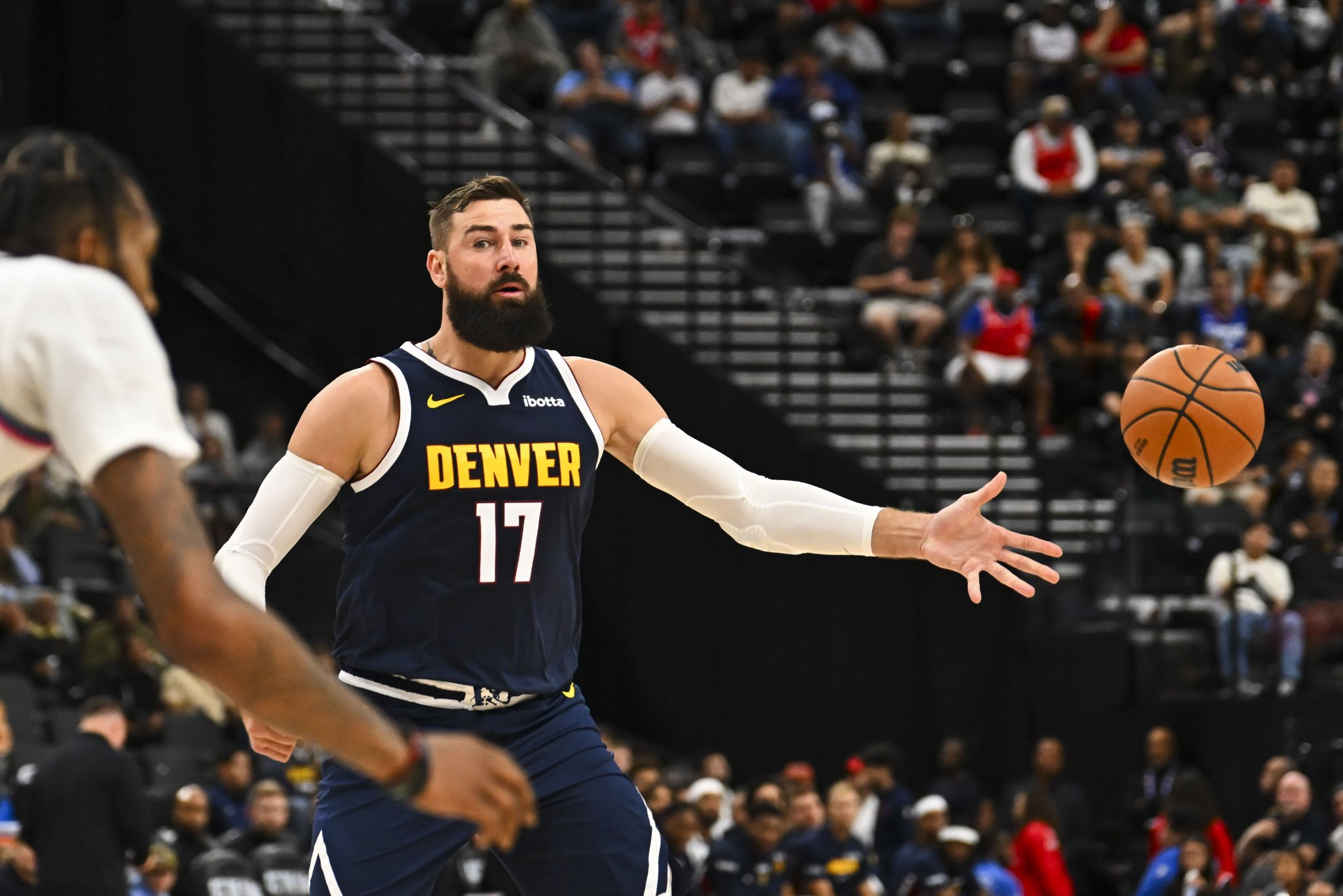 香爆了!瓦兰14分钟7投5中砍下10分6篮板 还送出3次助攻