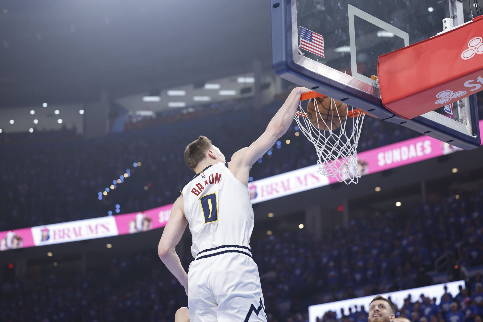 你小子!布劳恩:今天首个回合我没有去隔扣小乔丹 有点后悔了