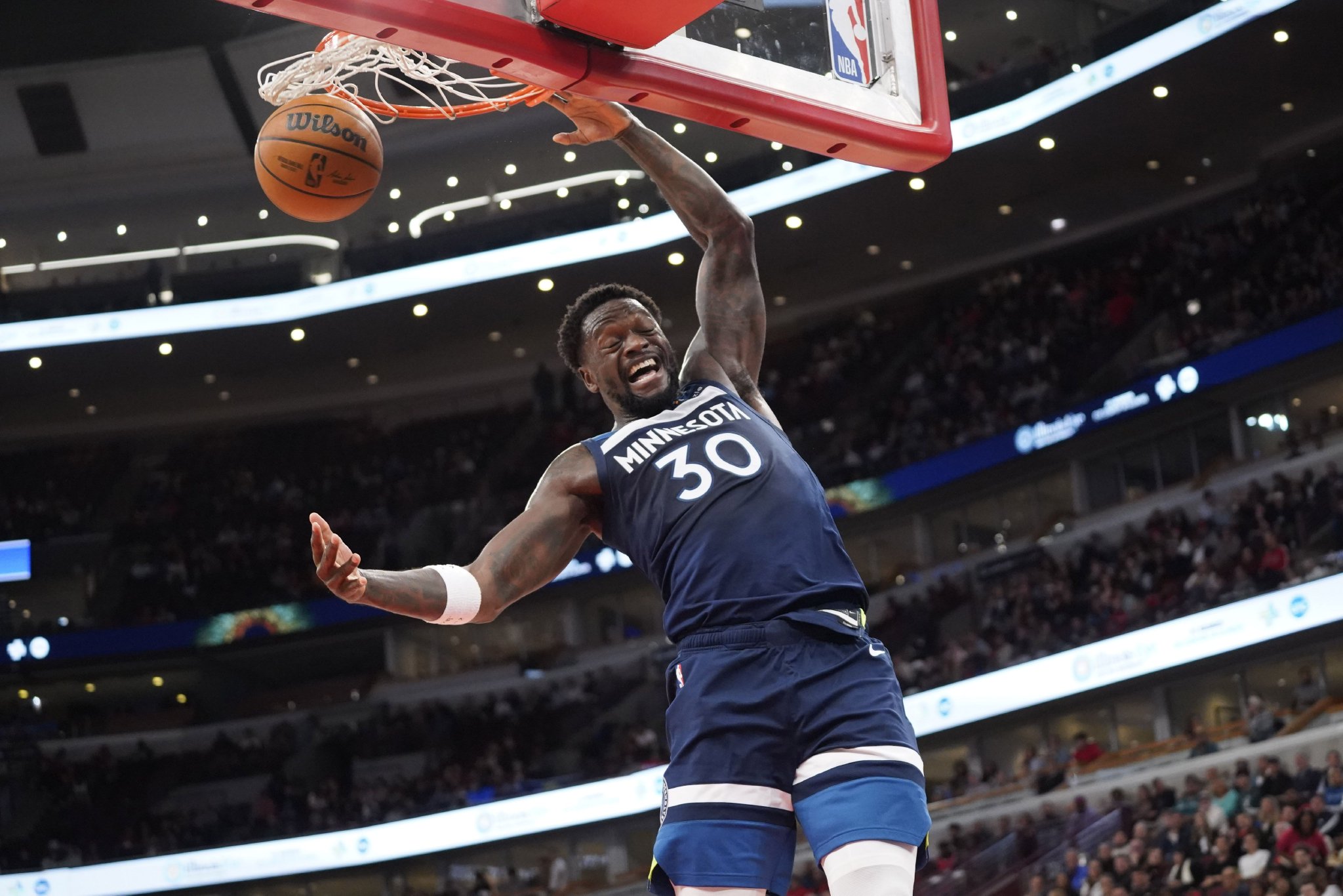 打湖人老猛了!兰德尔20中10空砍33分5板6助1断 上半场轰22分