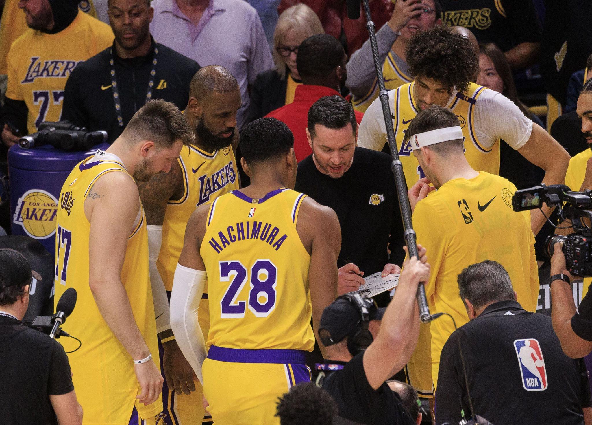 雷迪克：你知道什么是最棒的吗？里夫斯绝杀后第一时间奔向了队友