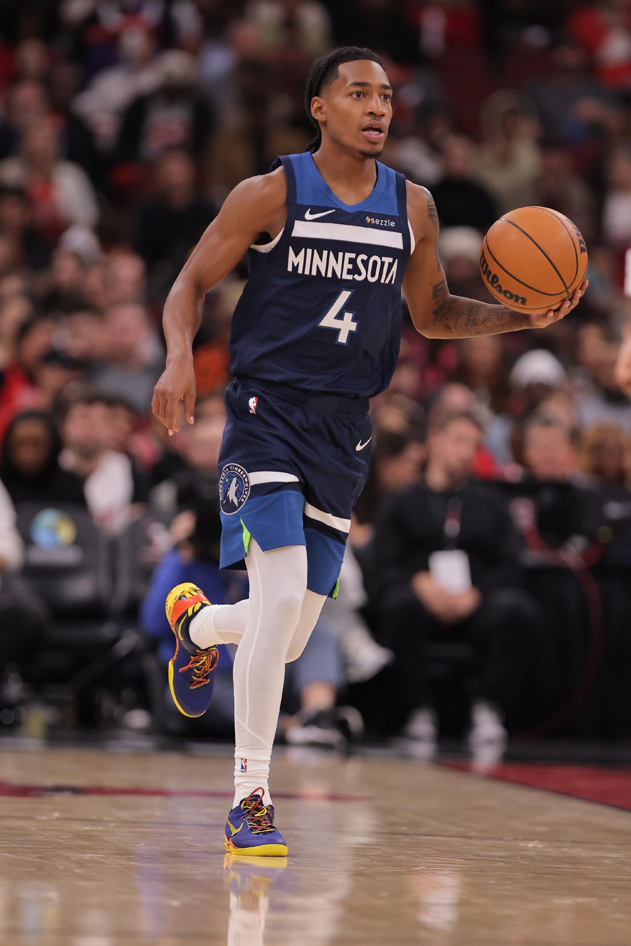 芬奇:迪林厄姆和里德的配合不错 他几次突到篮下终结做得不错