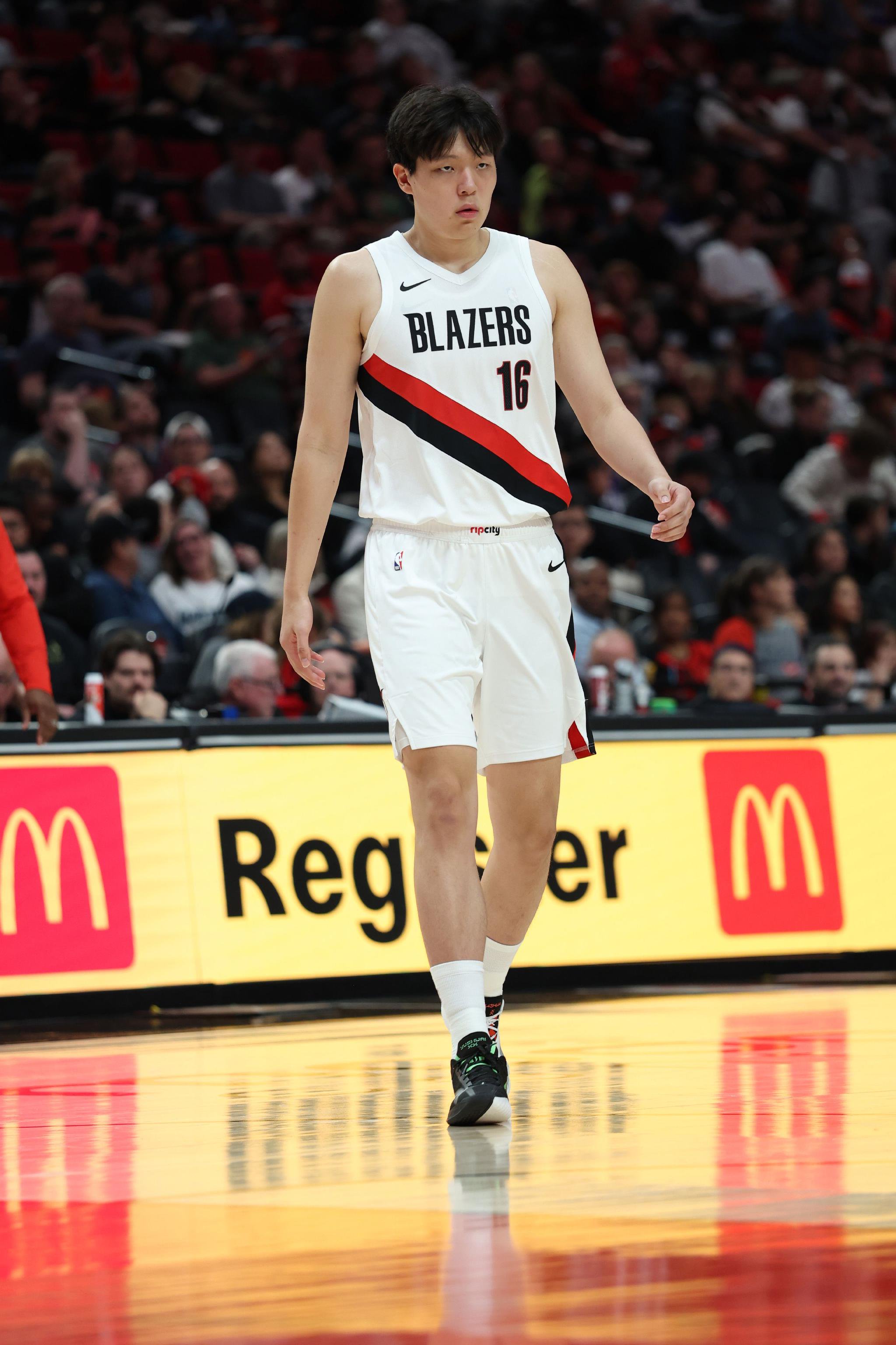 媒体人：说瀚森现实力不够进轮换没问题 黑人家有对象真莫名其妙