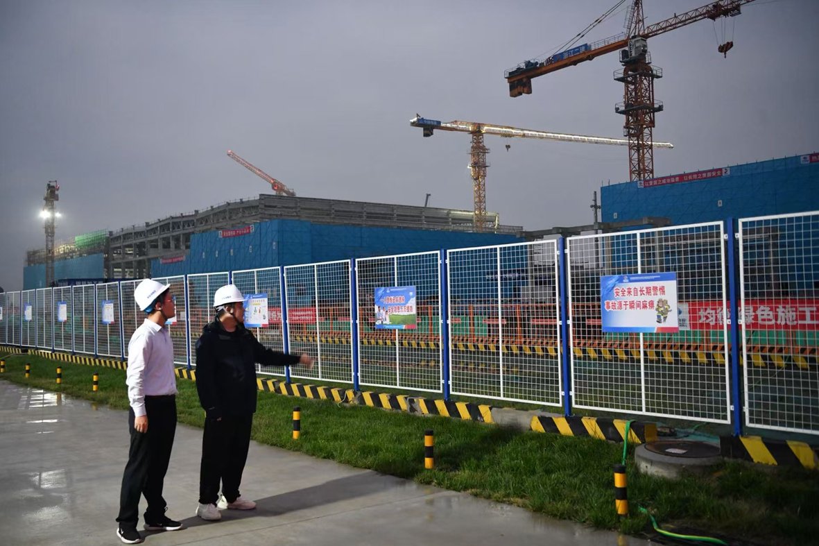 图为农行山东泰安分行客户经理在中电建肥城2×300MW盐穴压缩空气储能电站了解项目建设情况。（资料照片）