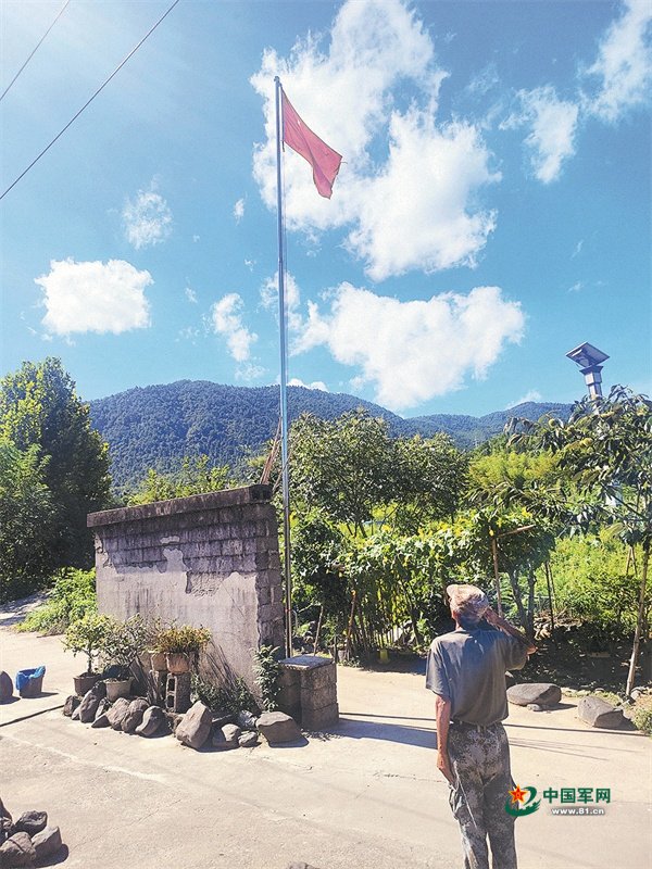 72岁退伍老兵戴援朝：国旗下的25年坚守