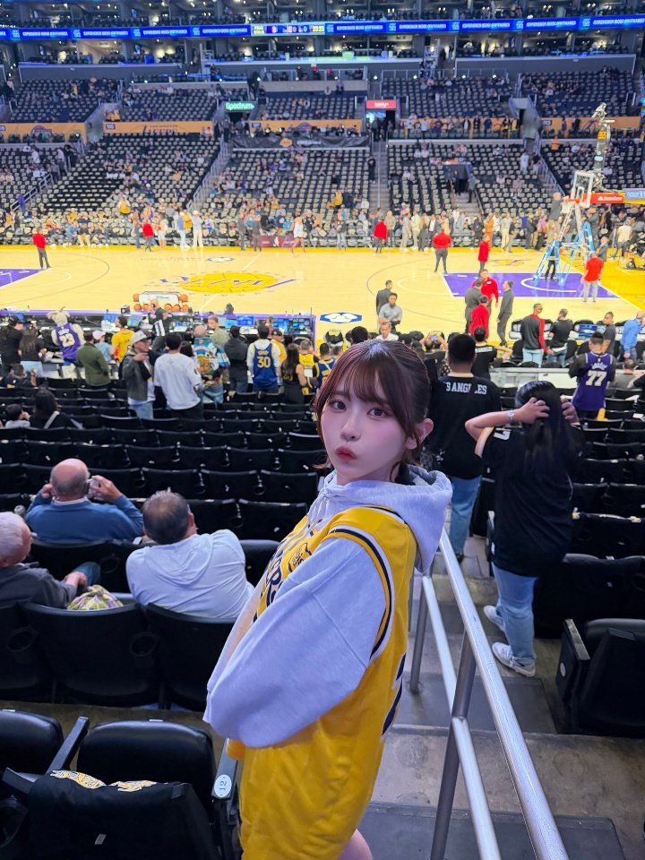 穿077球衣坐老詹身后的性感女球迷 晒自己打球美照~她真的爱篮球