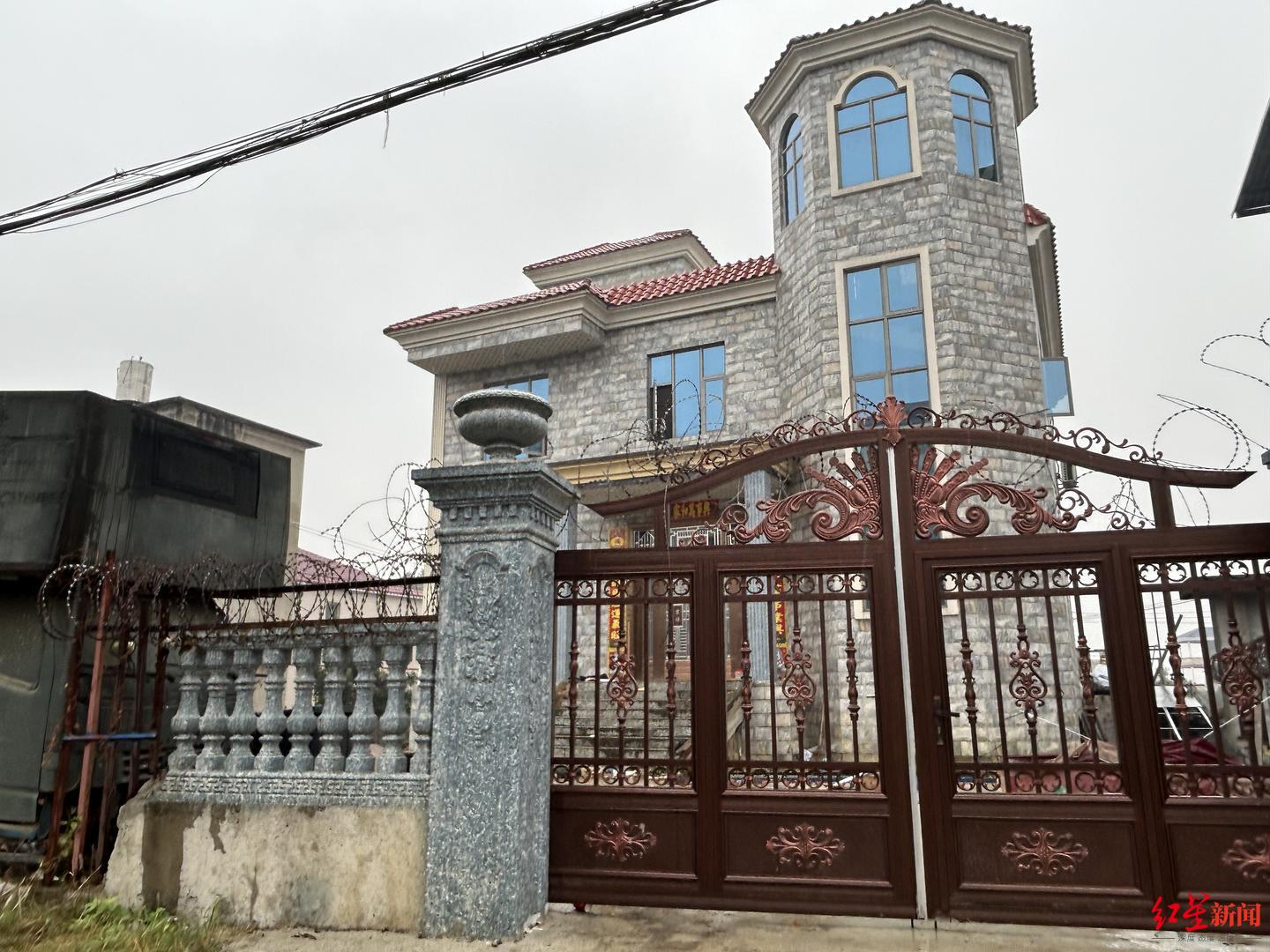 “网红被蛇咬放弃救治后失联”疑云：已被公安机关带走配合调查，有村民称他是“怪才”，是否系炒作有待结论|求真