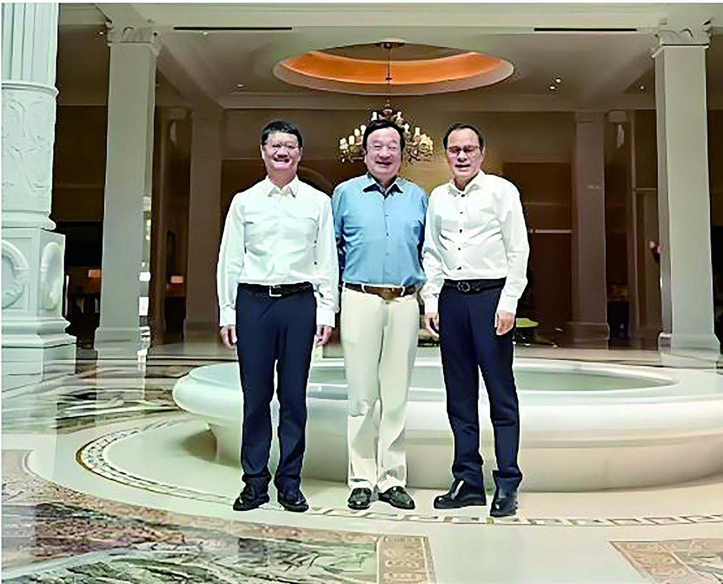 任正非、朱华荣(右)