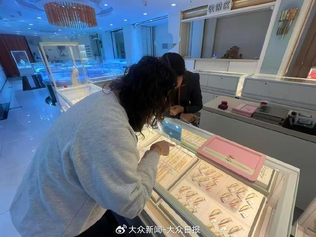 濟(jì)南市民韓女士下班后來挑選黃金飾品
