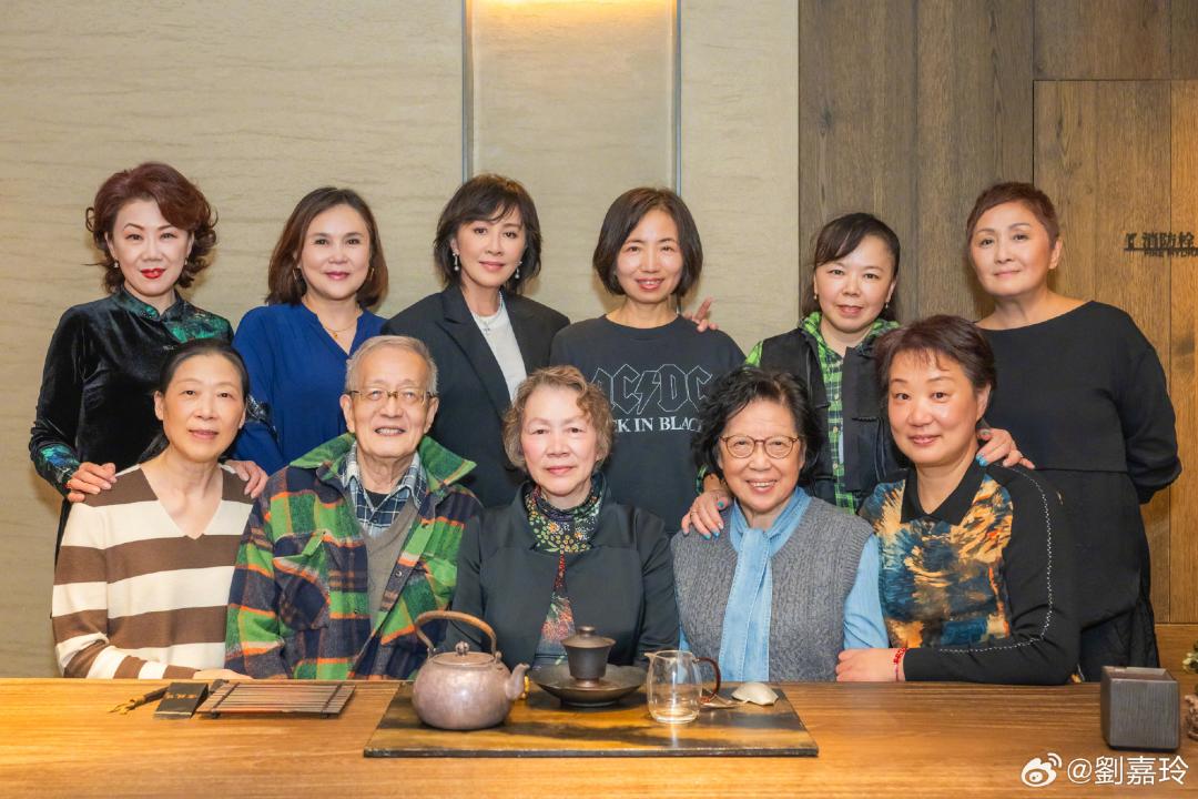 60岁刘嘉玲回苏州参加同学会,合影状态超年轻:50年师生情像老酒,越陈越醇