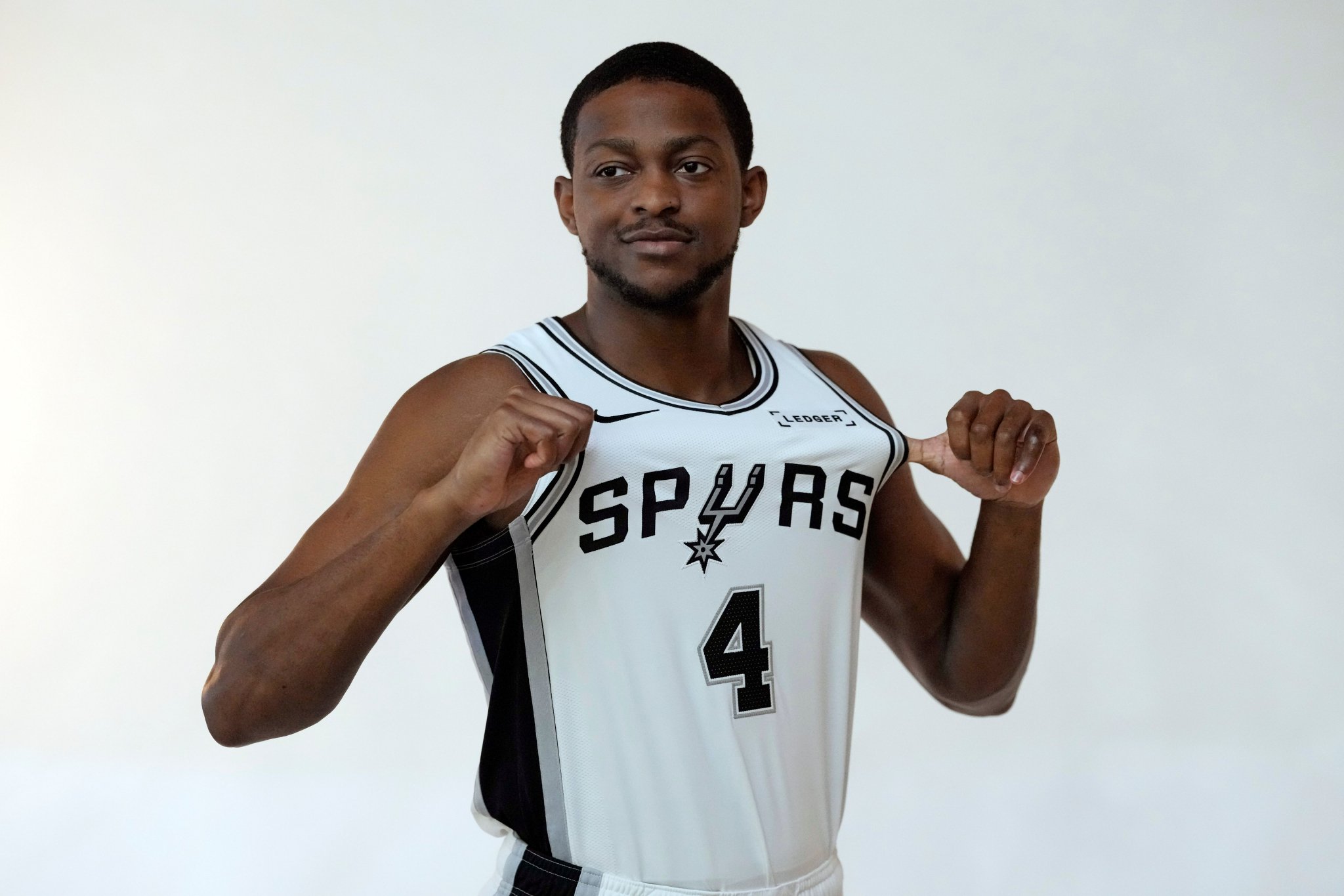 苏群：等福克斯回来 马刺外线会出现幸福的烦恼 一颗球不够分