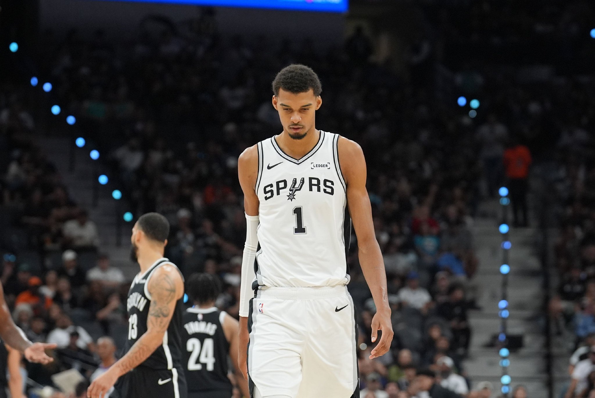 文班：我们全队所有人都在进步 球迷们也是 一切慢慢走向正轨