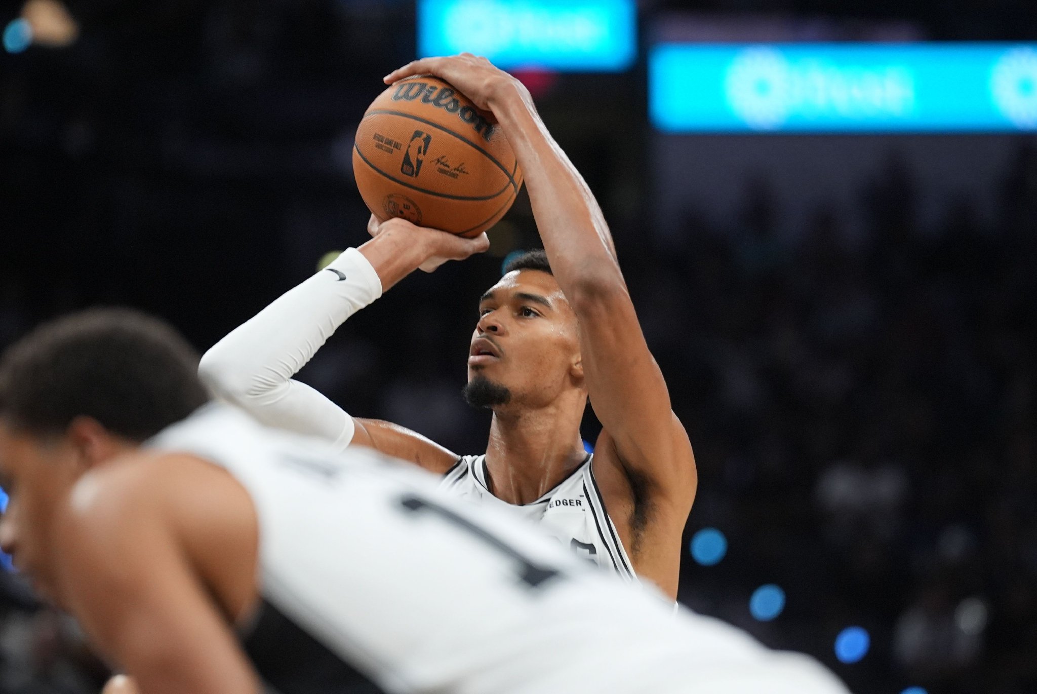 格里芬:这个观点可能有点大胆 但文班亚马这小子确实厉害