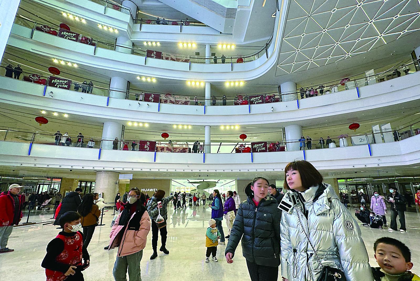 商场里逛街的人不少