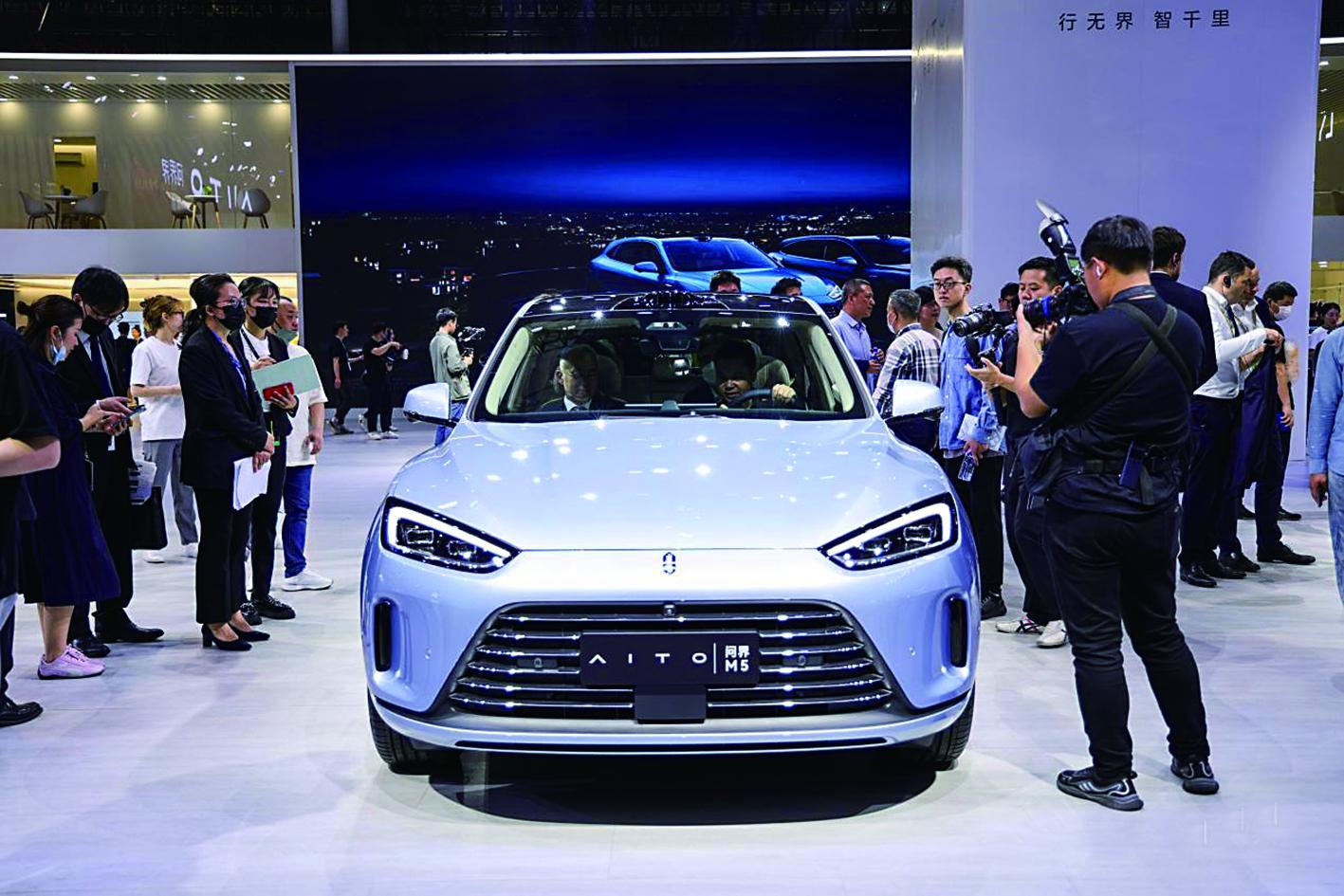 赛力斯“问界”系列车型 吸引大量顾客参观