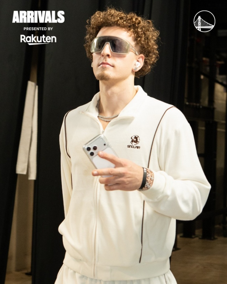 勇士入场穿搭:库里短宽夹克显身材 库明加亮色卫衣街头范