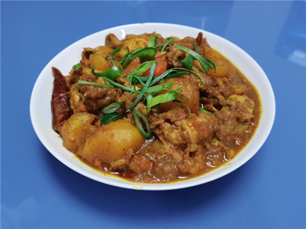 咖喱土豆鸡翅根。图片来源：自己做的+自己拍的