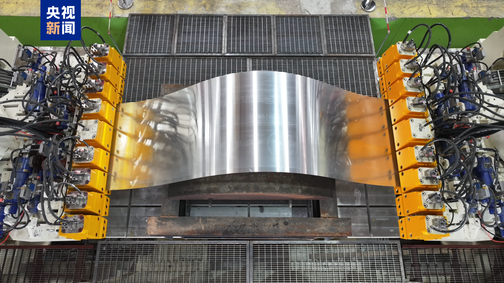 我国航空制造装备领域取得重大突破 世界最大蒙皮拉伸机通过验收