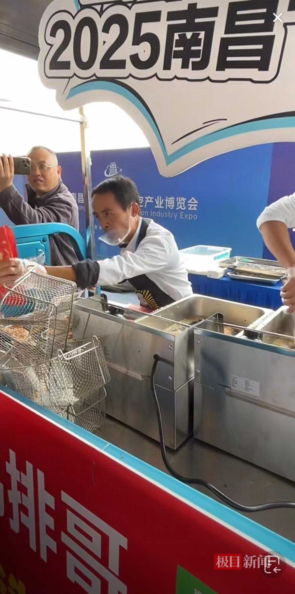 南昌飞行大会现场“鸡排哥”人气爆棚，还有多支飞行表演队上演“空中盛宴”