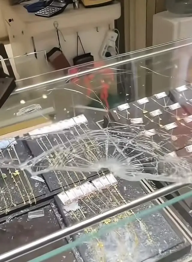 搜狐订阅:来伊份回收-湖北两金店被劫，嫌疑人戴头盔，用锤子砸开四个柜台，抢走价值60多万元的黄金！警方通报：涂某某被抓获
