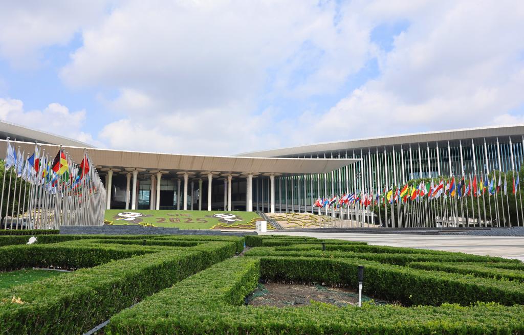 　　这是2025年10月5日拍摄的国家会展中心（上海）南广场。新华社记者方喆 摄