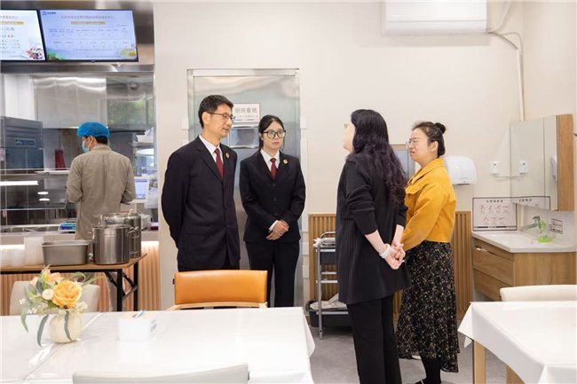 10月15日，北京市海淀区检察院检察官走进位于紫竹院街道的养老助餐点了解食品安全情况。