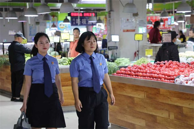 8月28日，北京市通州区检察院检察官走访辖区农贸市场。